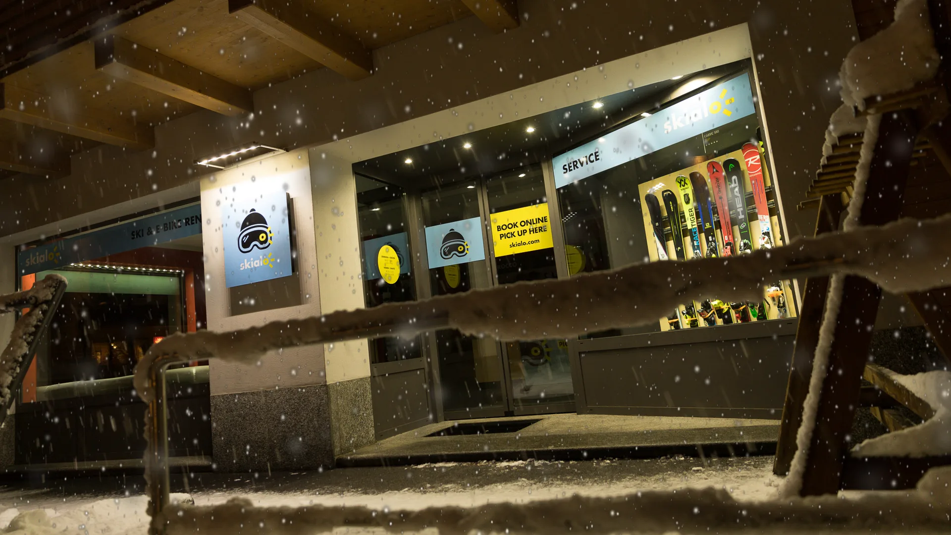 Il negozio Skialo di San Rocco a Livigno, di notte sotto la neve